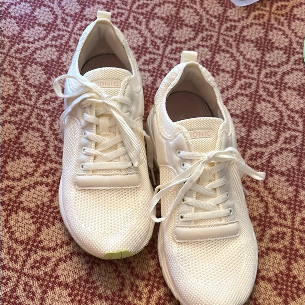 Vionic women’s 10 Endure athletic shoes Marshmallow color